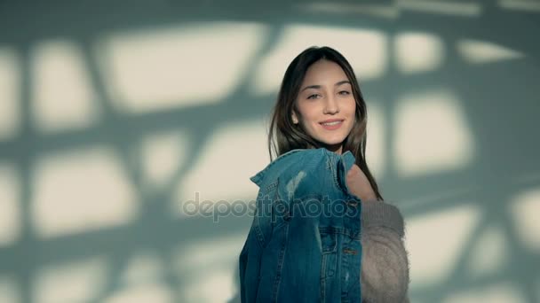 Ragazza tiene Jeans Giacca — Video Stock