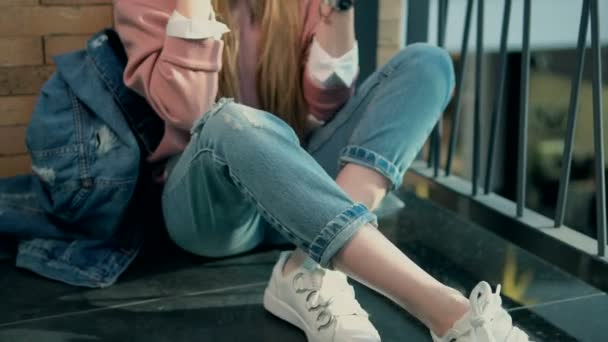 Випадкова дівчина на підлозі — стокове відео