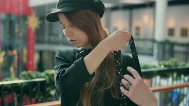 Девушка в чёрном с сумкой — стоковое видео