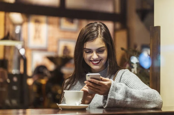 W Cafe smartfonów Przeglądaj dziewczyna — Zdjęcie stockowe