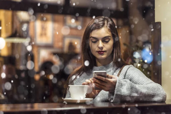 W Cafe smartfonów Przeglądaj dziewczyna — Zdjęcie stockowe