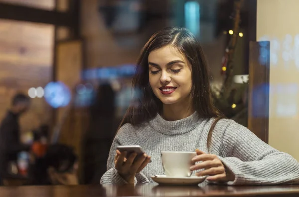 W Cafe smartfonów Przeglądaj dziewczyna — Zdjęcie stockowe