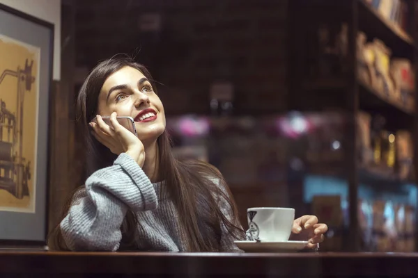 Chica hablando por teléfono en Café — Foto de Stock