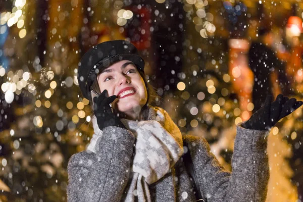 Güzel kız Smartphone ile konuşmak