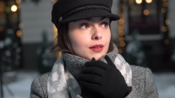 Девушка в ожидании на открытом воздухе зимой — стоковое видео