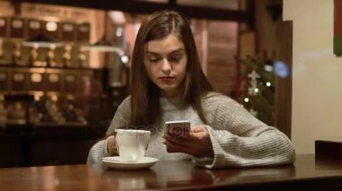 Güzel kızla telefonunda Cafe