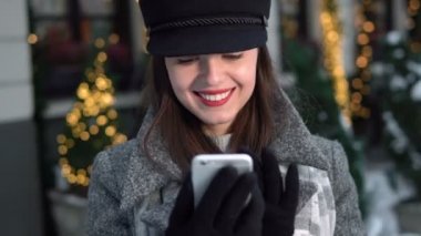 Mutlu kız kullandığı telefon sokakta