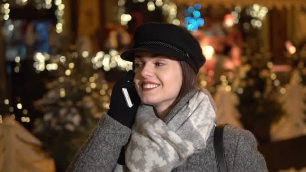 Дівчина говорить на мобільному телефоні на вулиці — стокове відео
