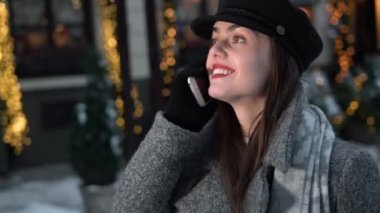 Mutlu kız sokakta yürüyor