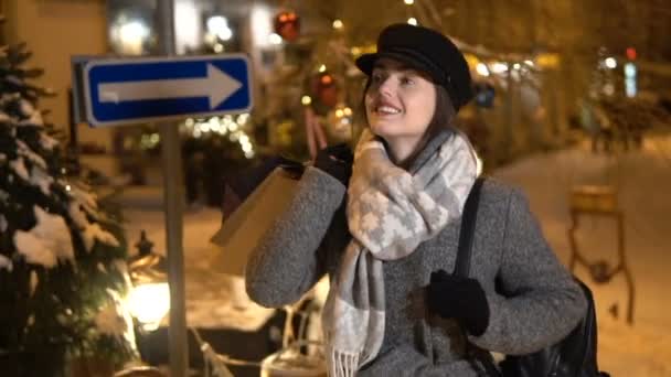 Kız Nigth Snowy şehir yürüyor — Stok video