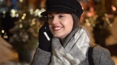 Telefon sokakta kadın görüşmeler