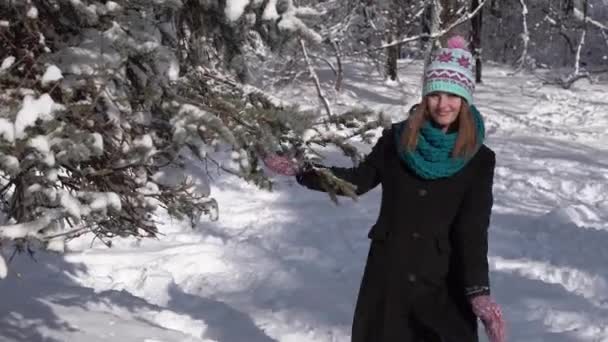 Дівчина весело з снігом дерева — стокове відео