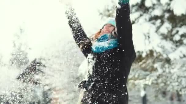 Девушка бросает снег — стоковое видео