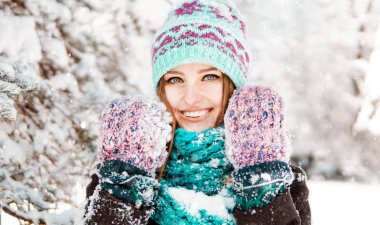 Kız eğlenmek Noel ağacı yakınındaki