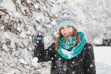 Kız eğlenmek Noel ağacı yakınındaki