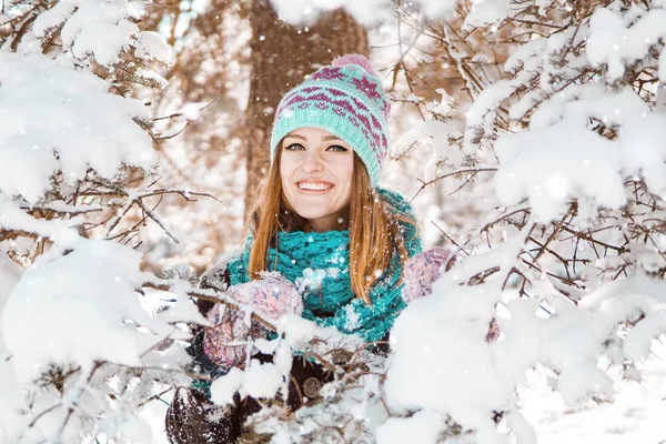 Dziewczyna Having Fun w pobliżu Snow Drzewo — Zdjęcie stockowe