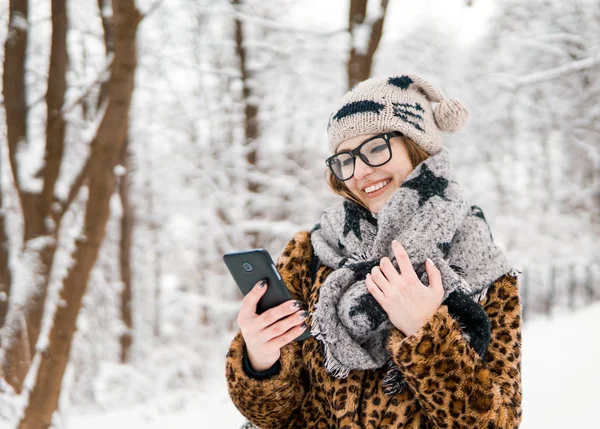 Smartphone posiada dziewczyna w Winter Park — Zdjęcie stockowe