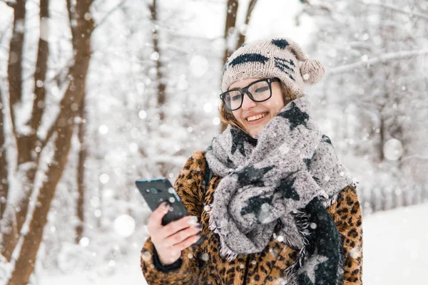 Smartphone posiada dziewczyna w Winter Park — Zdjęcie stockowe