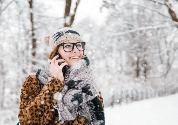 Dziewczyna z telefonem — Zdjęcie stockowe