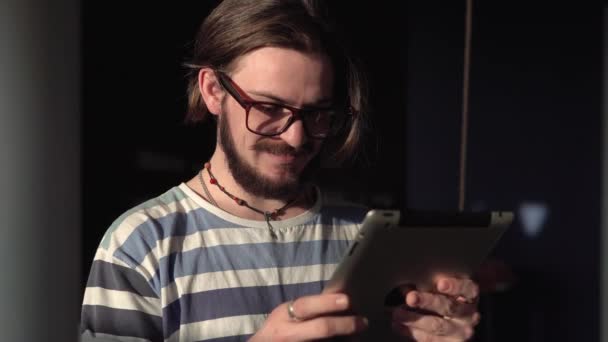 Intelligenter Junge nutzt Tablet — Stockvideo