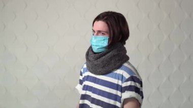 Hasta adam maske takıyor