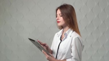 Doktor tablet kullanıyor.