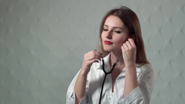 Žena lékař používá fonendoskop — Stock video