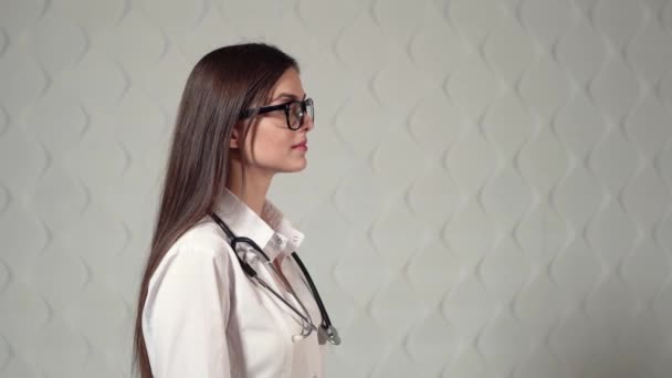 Student medycyny z stetoskop — Wideo stockowe
