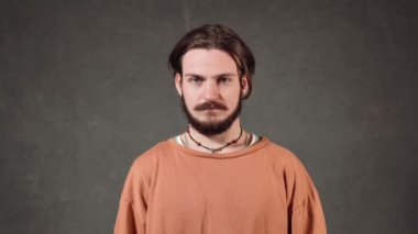 gülümseyen yakışıklı beyaz adam