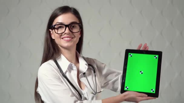 Doctor inteligente con tableta — Vídeos de Stock