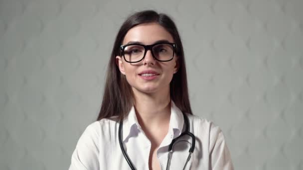 Médica feminina dá consulta — Vídeo de Stock