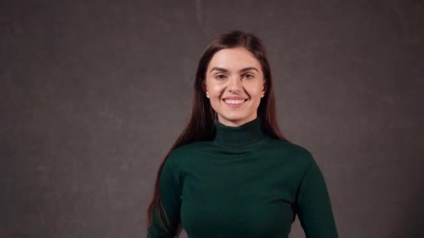 Porträtt av leende kaukasiska brunett — Stockvideo