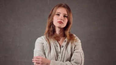 Ciddi göz alıcı kız