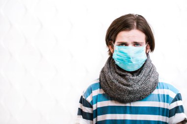 Hasta adam maske takıyor