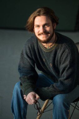 yakışıklı bir adam portresi