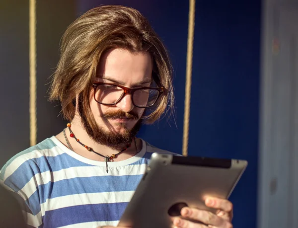 Homem barbudo usa tablet — Fotografia de Stock