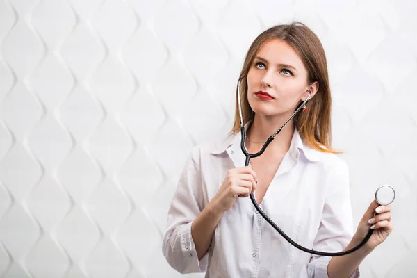Female Doctor Uses Stethoscope — Stock Photo, Image