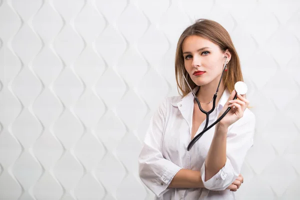 Kobieta lekarz używa stetoskop — Zdjęcie stockowe