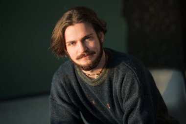 yakışıklı bir adam portresi