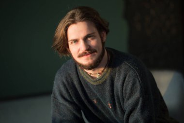 yakışıklı bir adam portresi