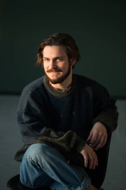 yakışıklı bir adam portresi