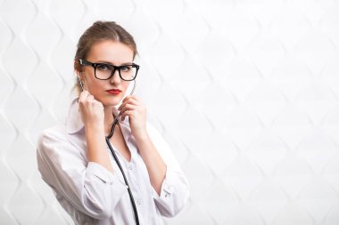 Pratisyen hekim kullanır stetoskop