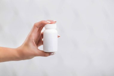 Doktor gösterir şişe ilaçlarla