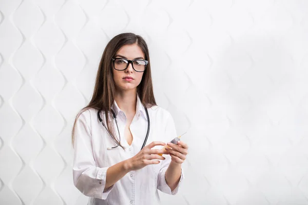 Retrato de médico com estetoscópio — Fotografia de Stock