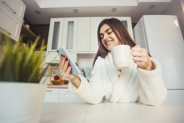 Chica con Smartphone y Café — Foto de Stock