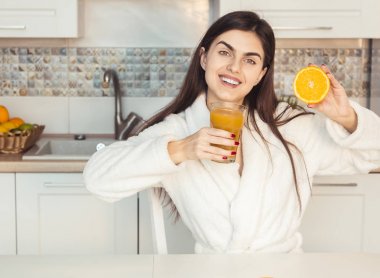 güzel bir kız ile portakal