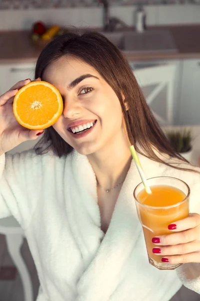 Beautiful Girl with Cuted Orange — Stock Photo, Image