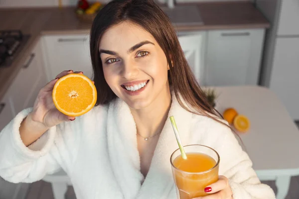 Chica con jugo de naranja — Foto de Stock