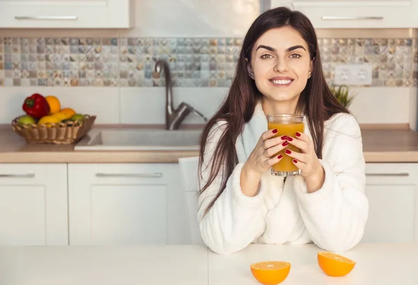 Menina bonita com laranja — Fotografia de Stock