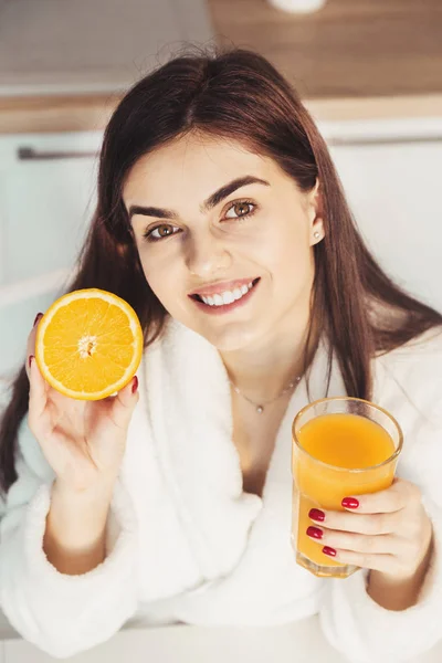 Belle fille avec orange — Photo